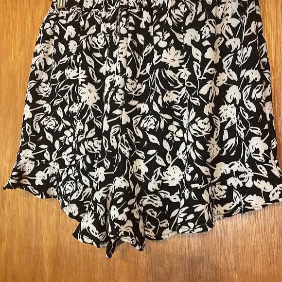 •EVERLY•NWOT BLACK/CREAM FLORAL RUFFLE HEM HIGH WAISTED SHORTS SIZE SMALL - Picture 5 of 7